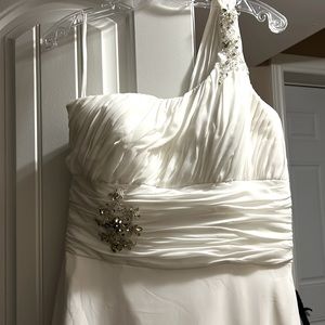 Beautiful White Wedding Dress (Never Worn)